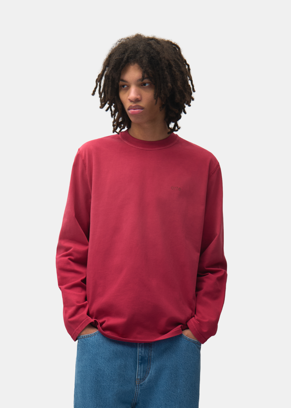 Plan buste de face d'un mannequin portant le t-shirt manches longues bordeaux effet sunfade Arte-Antwerp.