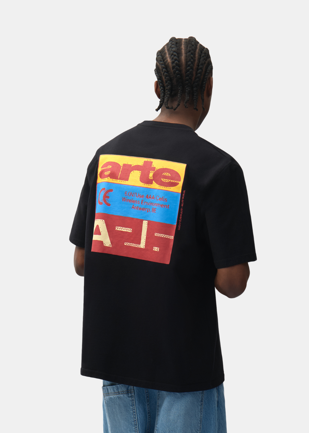 Plan buste de dos d'un mannequin montrant le graphique tricolore au dos du t-shirt noir Arte-Antwerp.