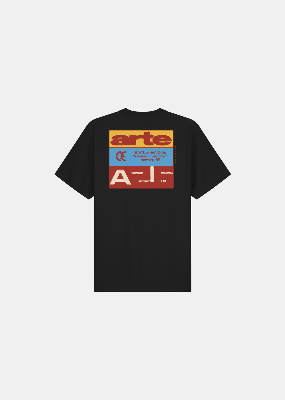 T-shirt noir Arte-Antwerp avec un grand graphique carré tricolore (jaune, bleu, rouge) imprimé au dos.
