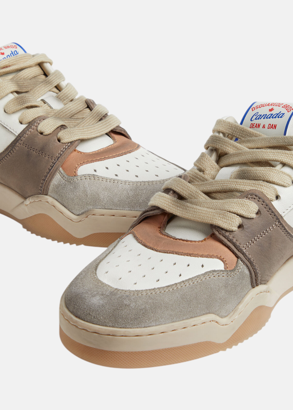 Vue de face de la basket Dsquared2 Spiker mettant en avant les lacets plats et la languette avec logo.