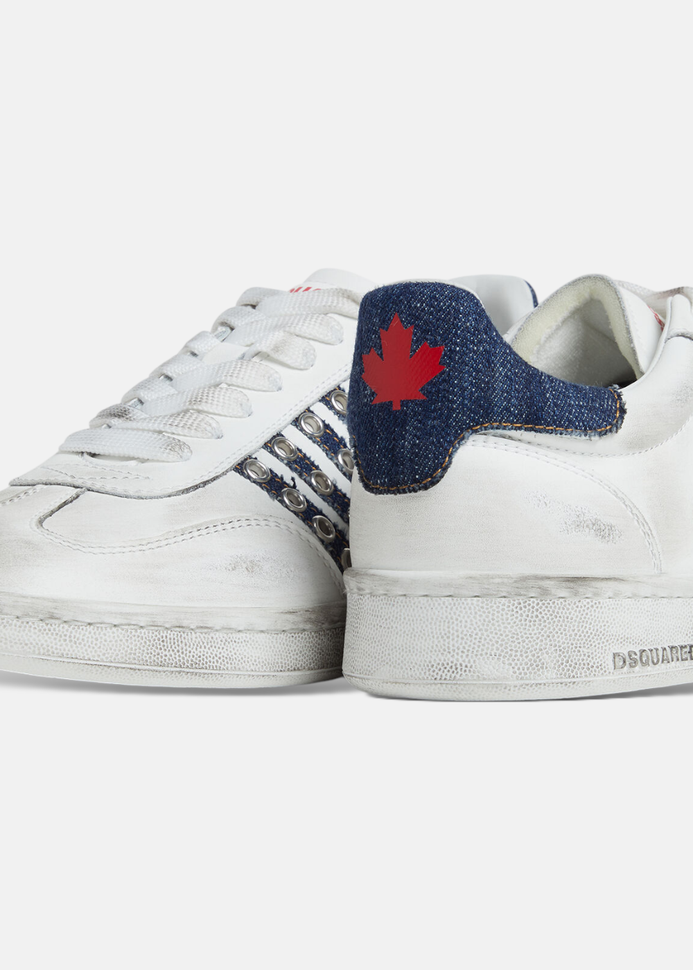 Gros plan sur le renfort arrière en denim bleu orné d'une feuille d'érable rouge brodée.