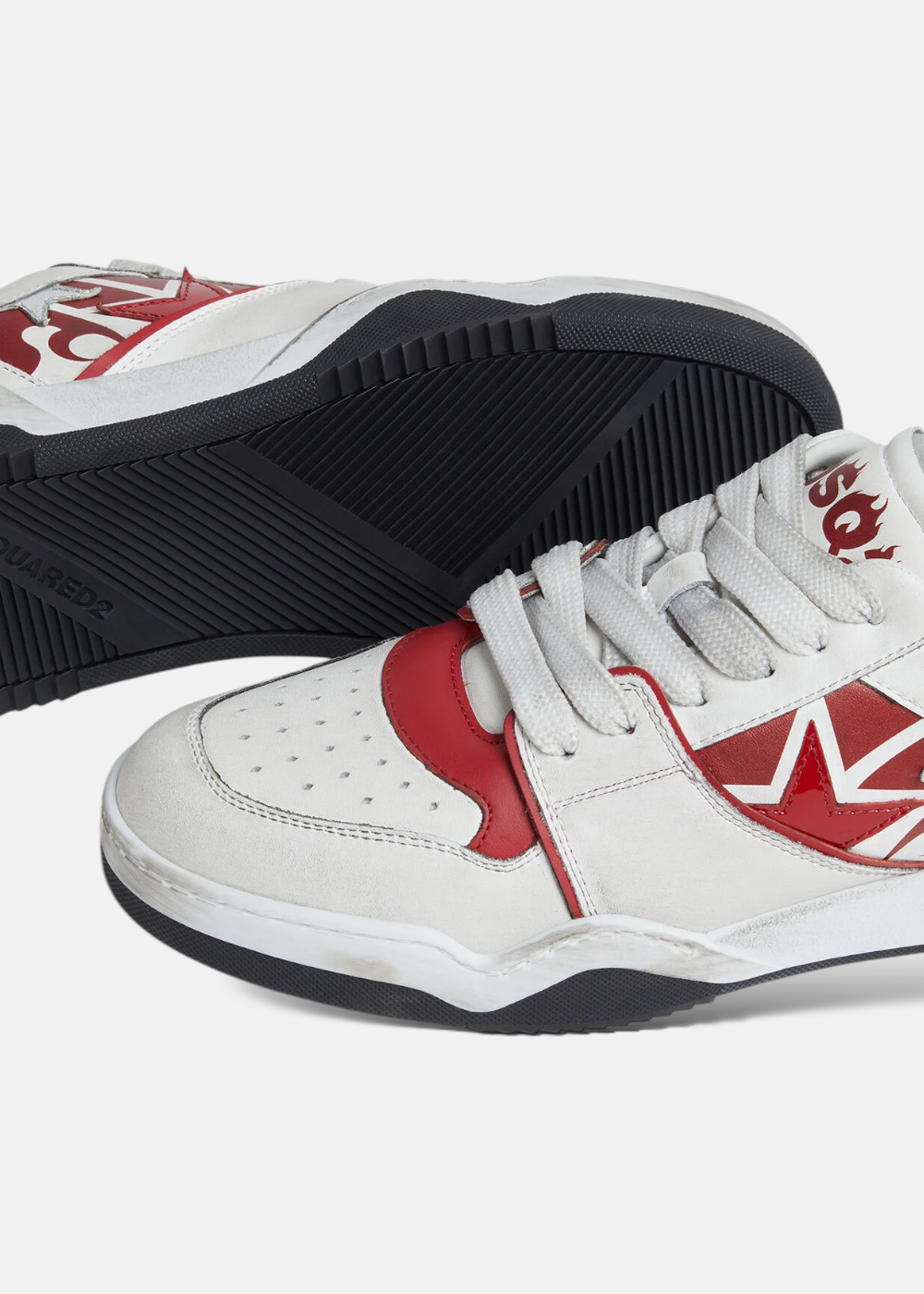 Zoom sur l'avant d'une basket Dsquared2 Spiker montrant le cuir perforé, les lacets plats et une partie de la semelle noire.