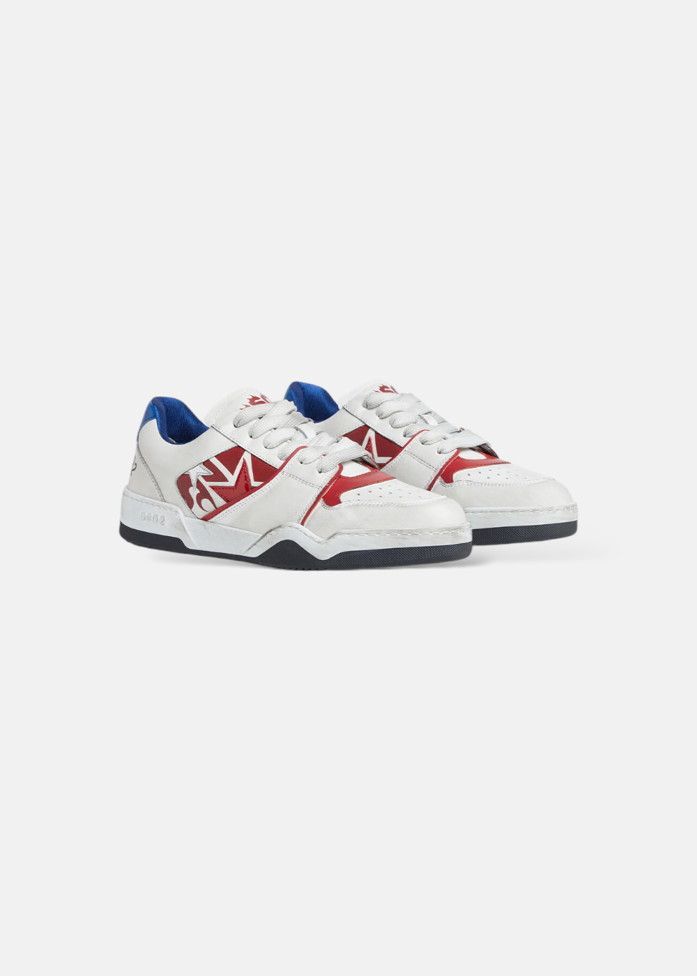 Paire de baskets Dsquared2 Spiker blanc et rouge avec finitions bleues, vue de trois-quarts avant.