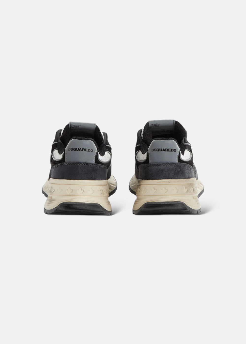 Vue arrière de la paire de baskets montrant le logo Dsquared2 noir sur le talon gris et la semelle crantée.