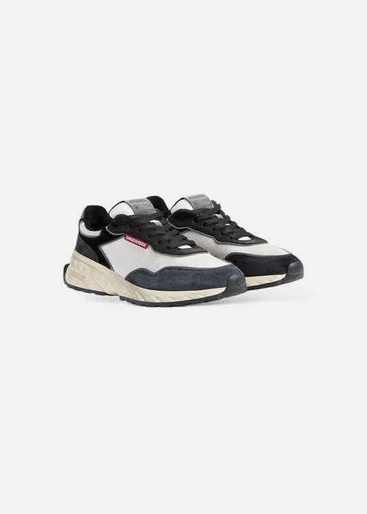 Paire de baskets Dsquared2 Sprinter noir et blanc présentées de trois-quarts face.