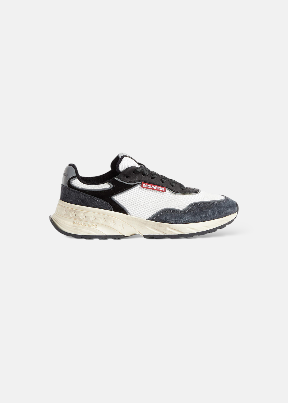 Vue latérale de la basket Dsquared2 Sprinter en cuir suédé gris et mesh blanc avec logo rouge.