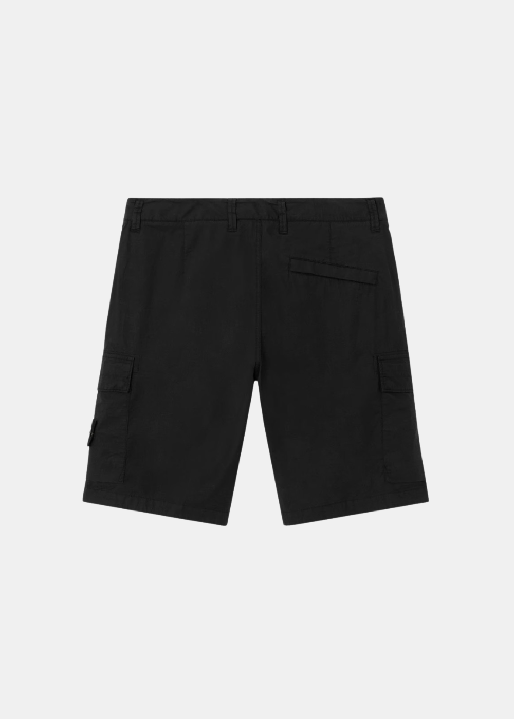 Vue de dos du bermuda Stone Island noir montrant la poche arrière et la coupe regular.