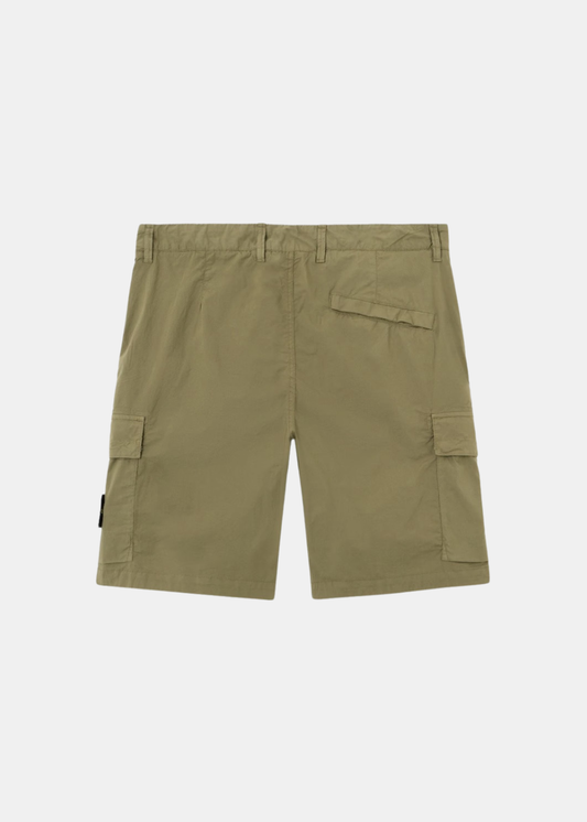 Bermuda cargo kaki Stone Island avec poche arrière zippée et finitions soignées, vue de dos.