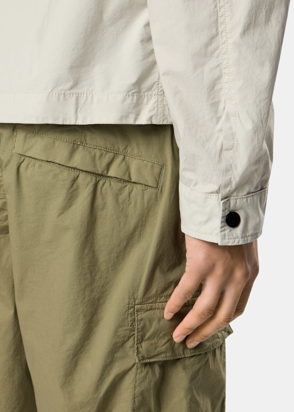 Zoom sur la poche cargo à rabat et les fermetures zippées du bermuda en coton extensible kaki.