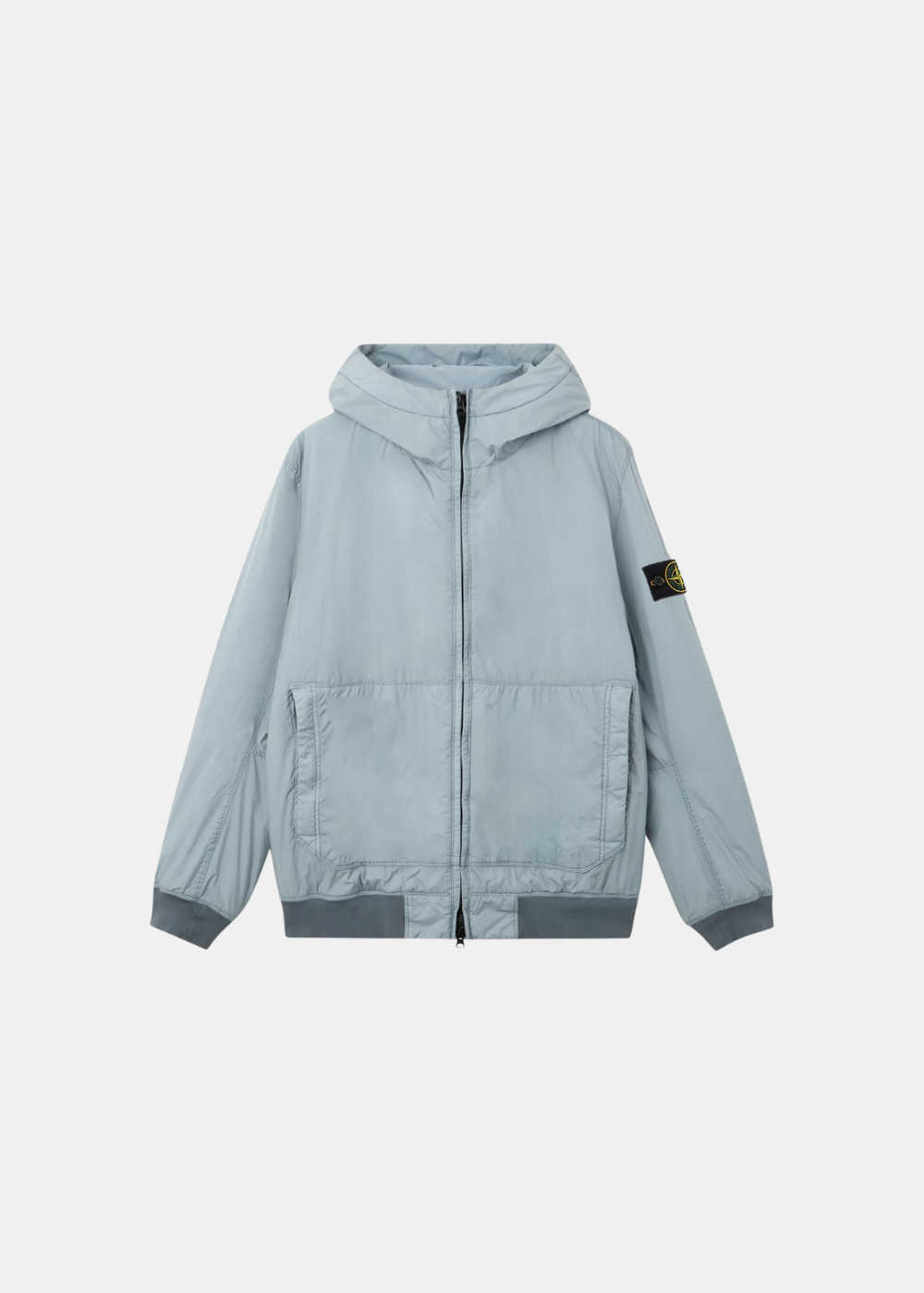 Bomber technique gris clair posé à plat, vue de face (7_2.jpg), doté d'une capuche, d'une fermeture zippée et du badge boussole Stone Island sur la manche gauche.