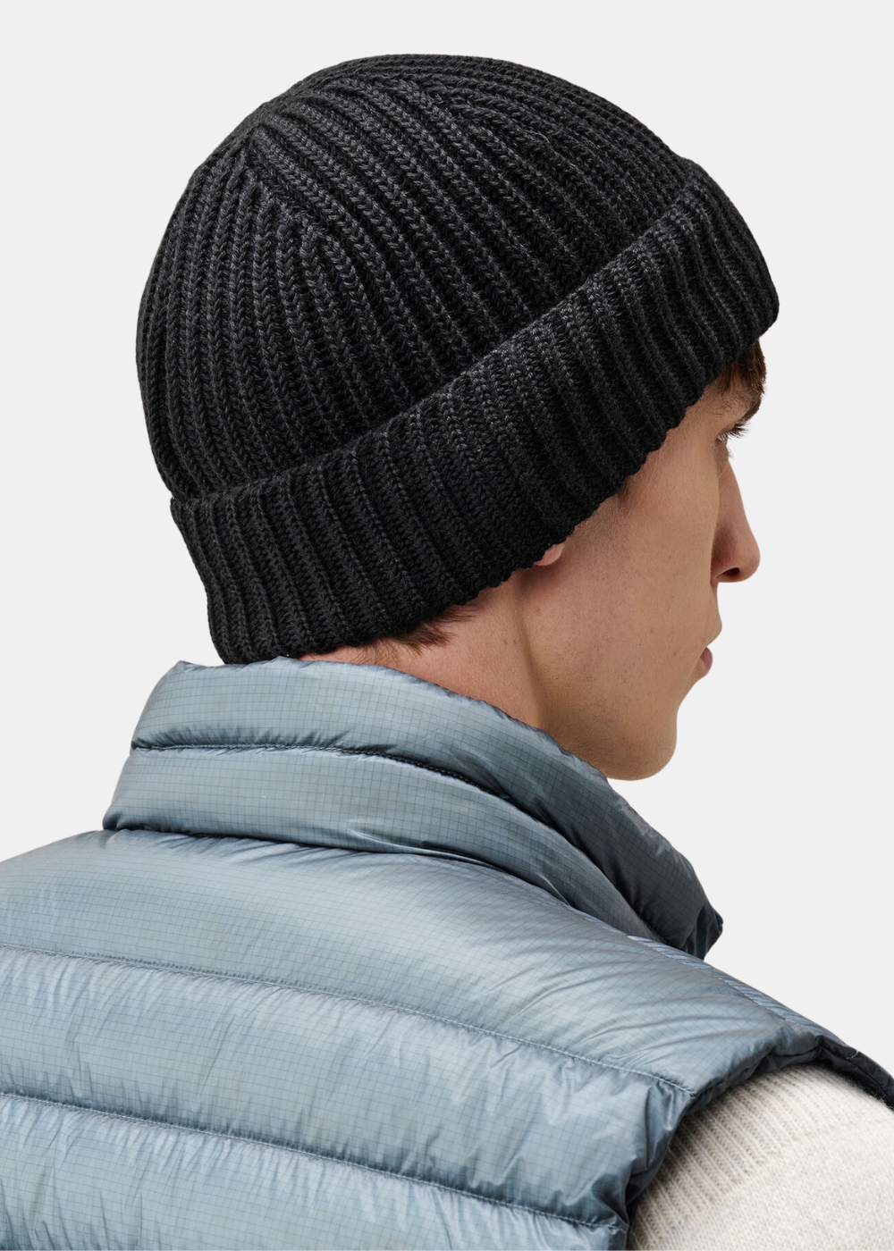 Vue de trois-quarts dos portée du bonnet C.P. Company Merino Wool Lens noir