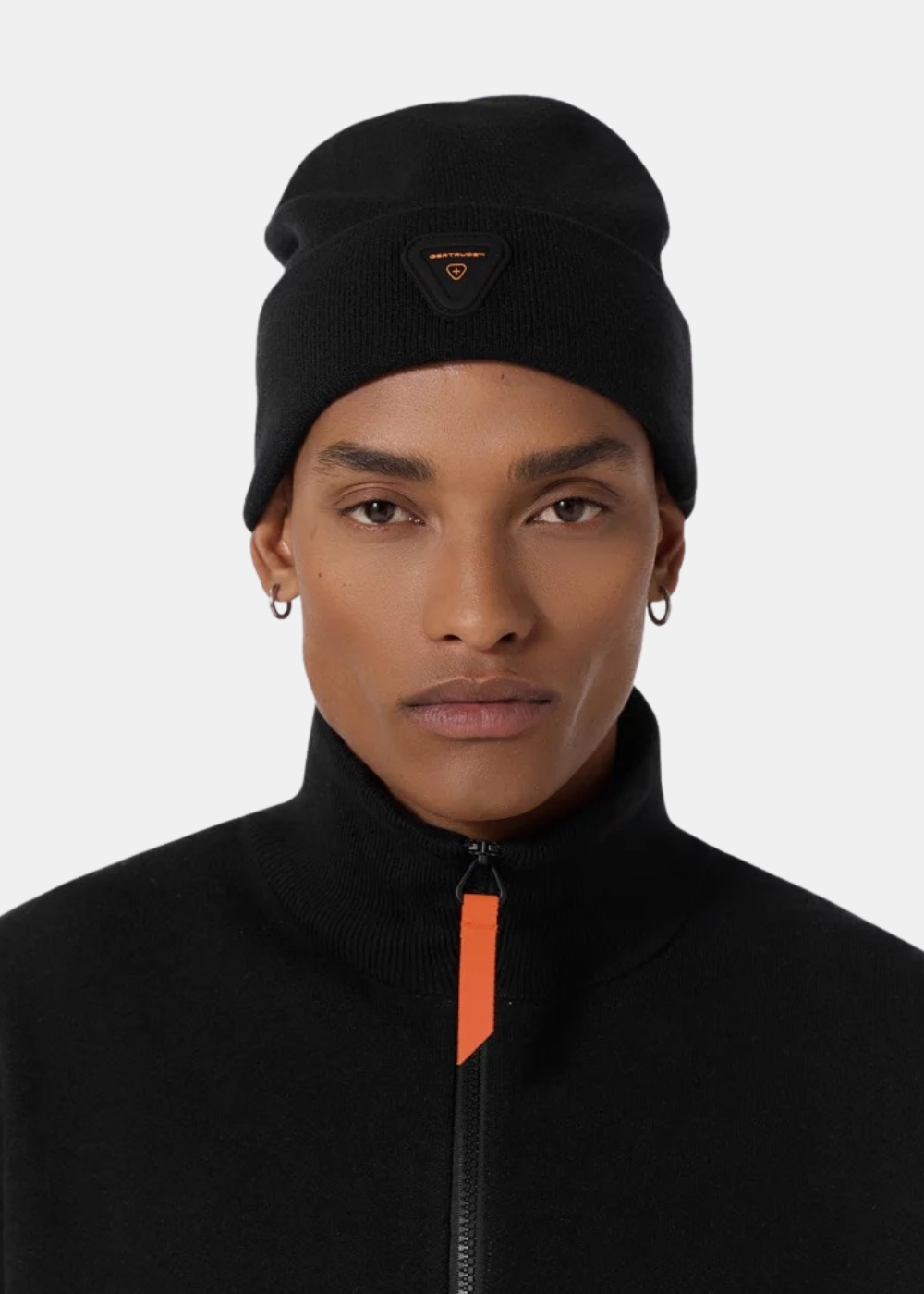 Mannequin homme  de face portant le bonnet en maille Gertrude avec revers et écusson siglé sur le devant.