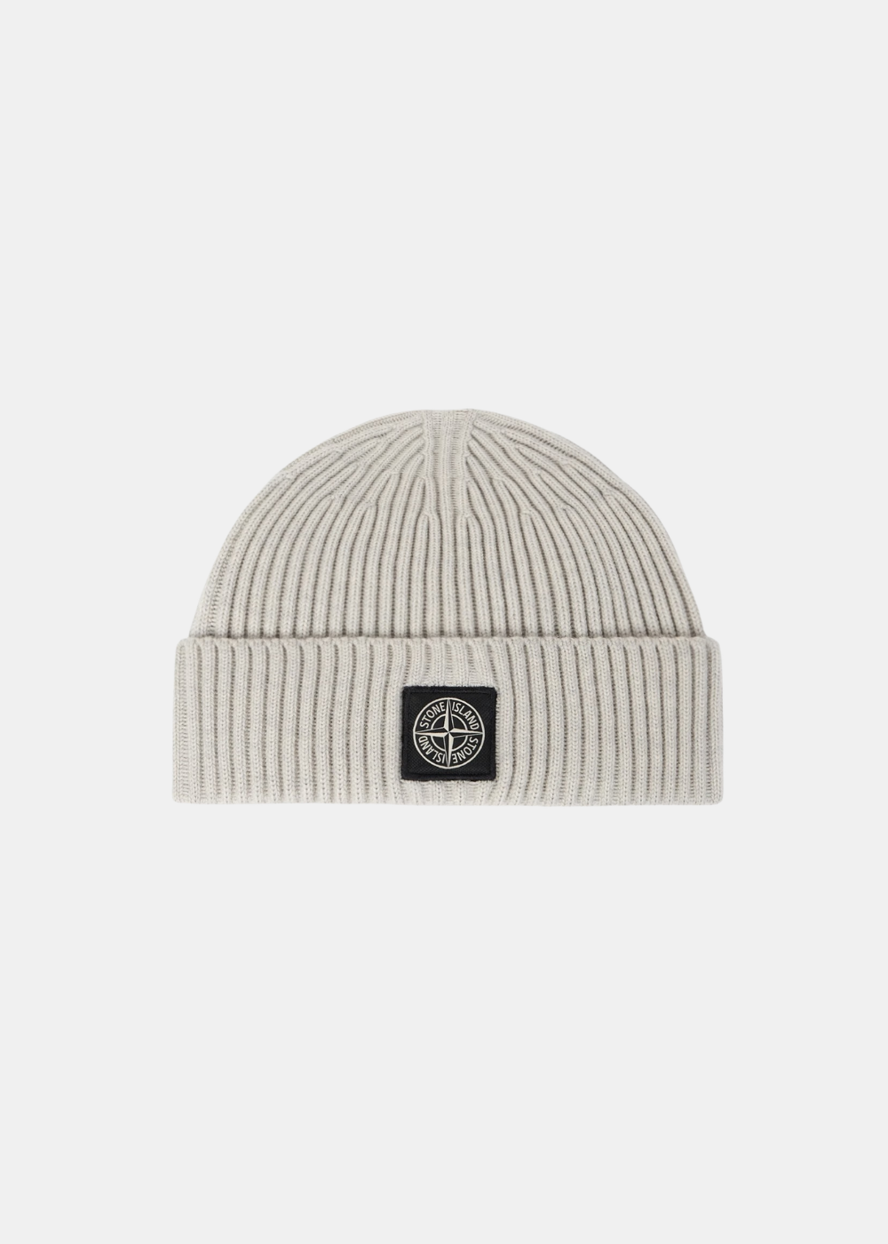 Packshot de face d'un bonnet en maille côtelée gris clair Stone Island en laine avec patch logo sur le revers.