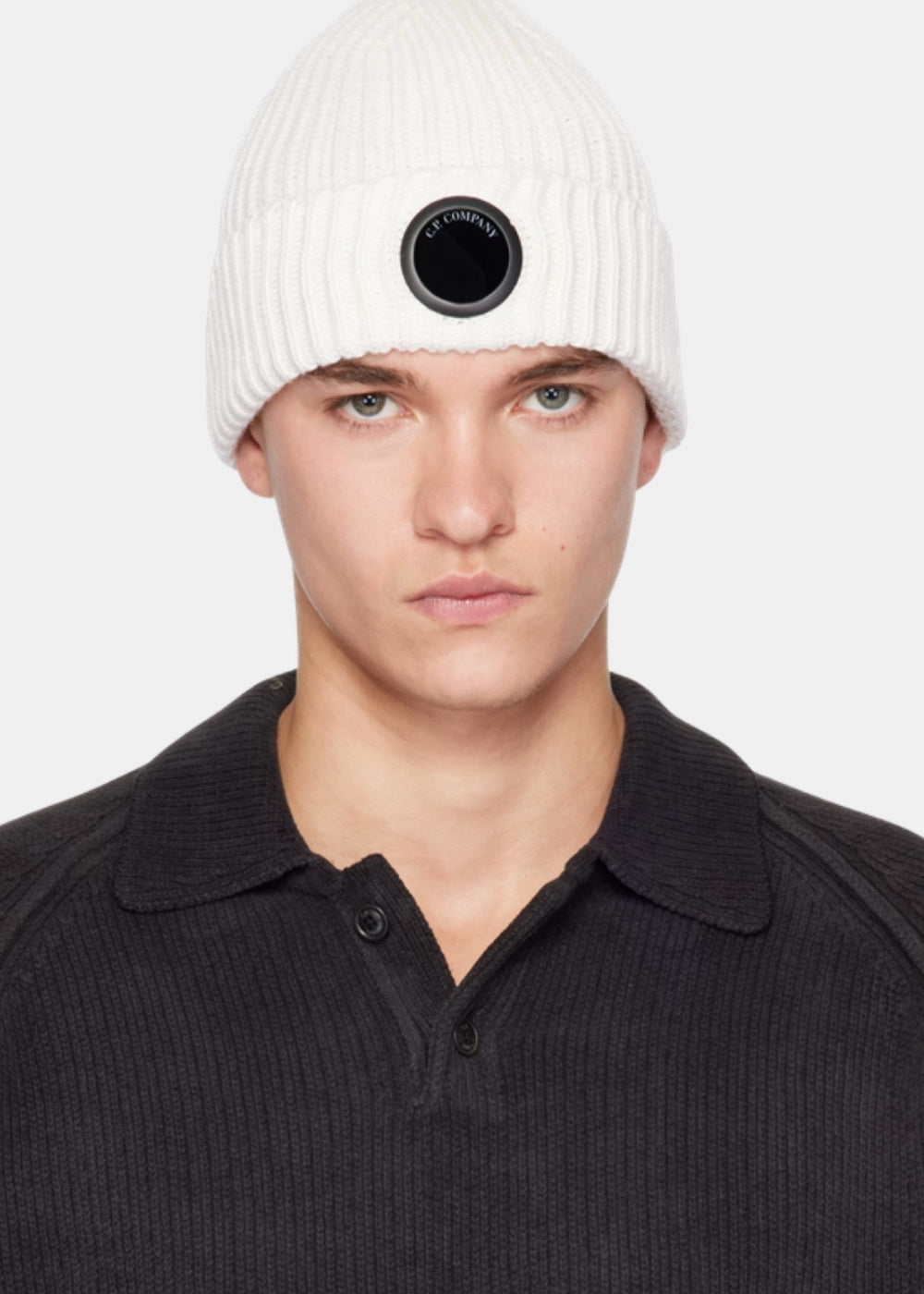 Packshot de l'arrière d'un bonnet blanc en maille côtelée C.P. Company, avec son bord retroussé uni.