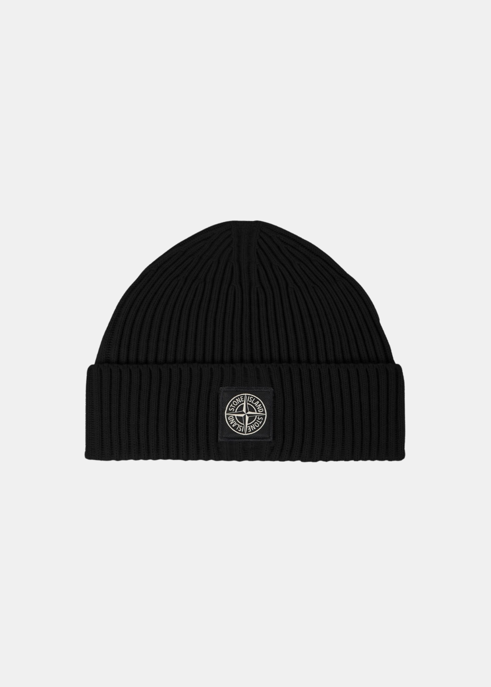 Packshot de face d'un bonnet en laine côtelée noir Stone Island orné du patch logo boussole au centre du revers.