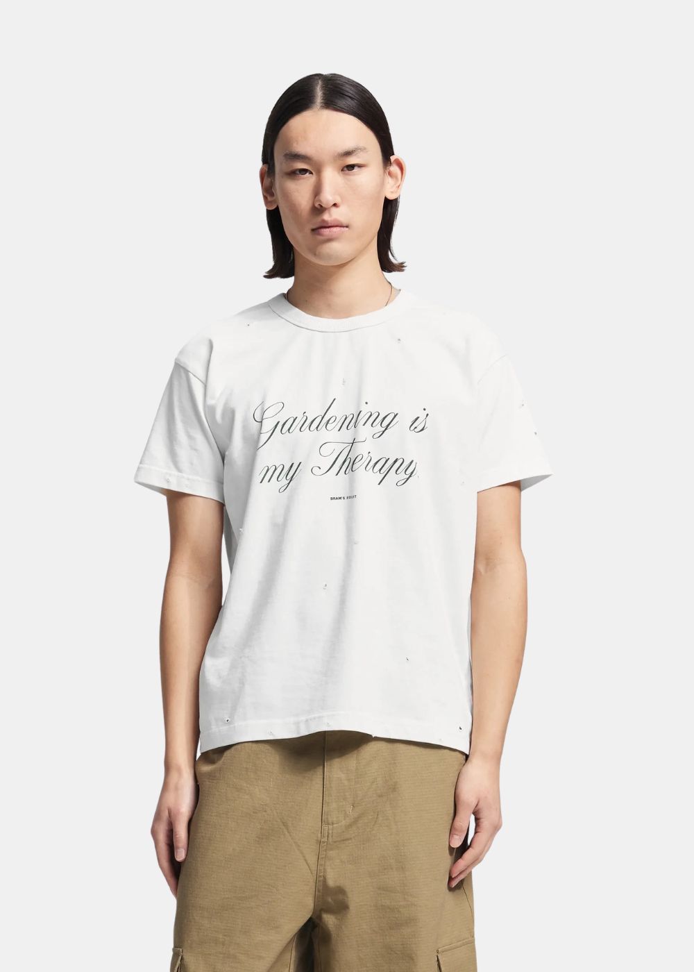 Mannequin portant de face le t-shirt Bram's Fruit blanc imprimé vert "Gardening is my Therapy"