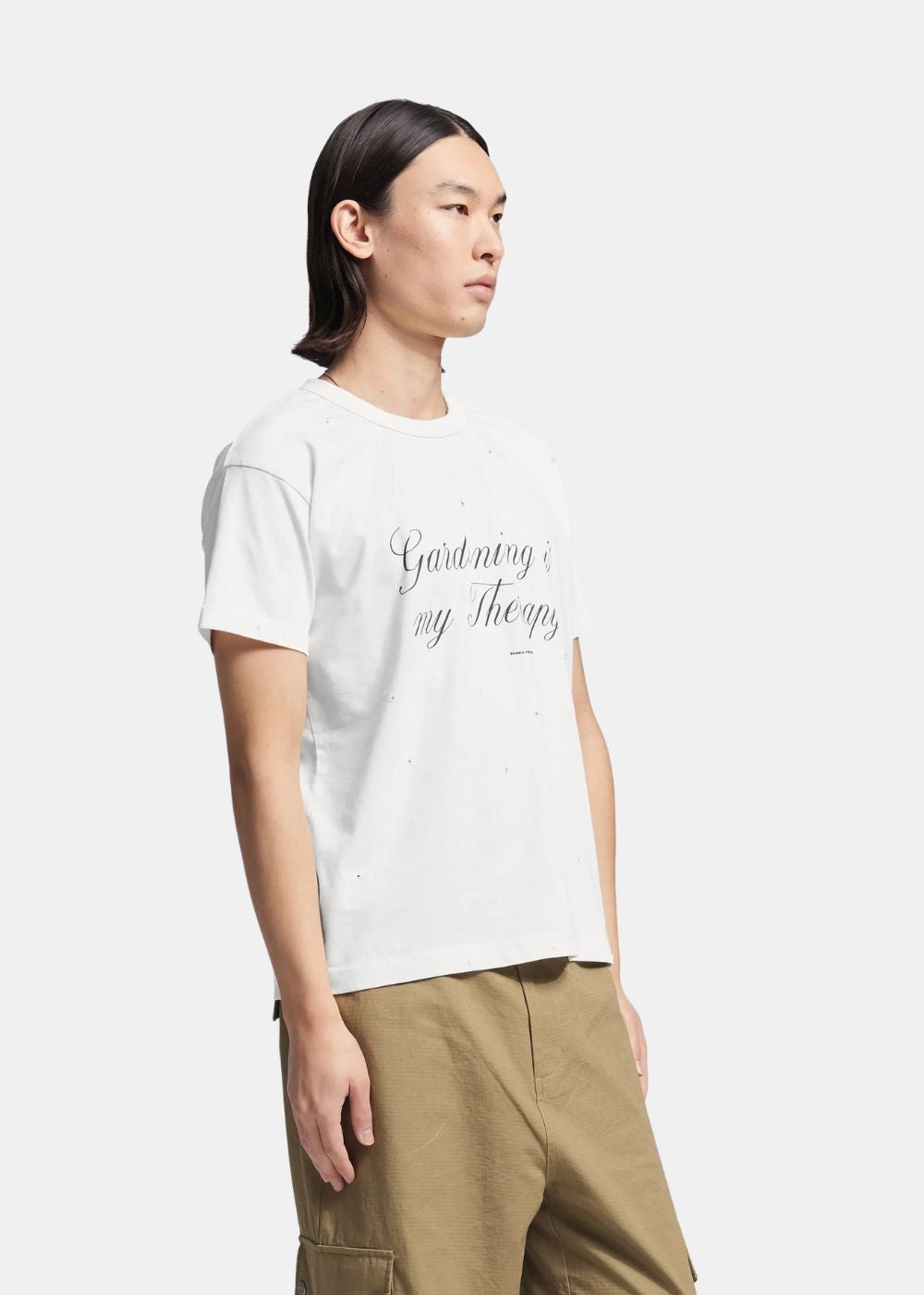 Vue de trois-quarts portée du t-shirt Bram's Fruit blanc "Gardening is my Therapy" avec un pantalon cargo camel