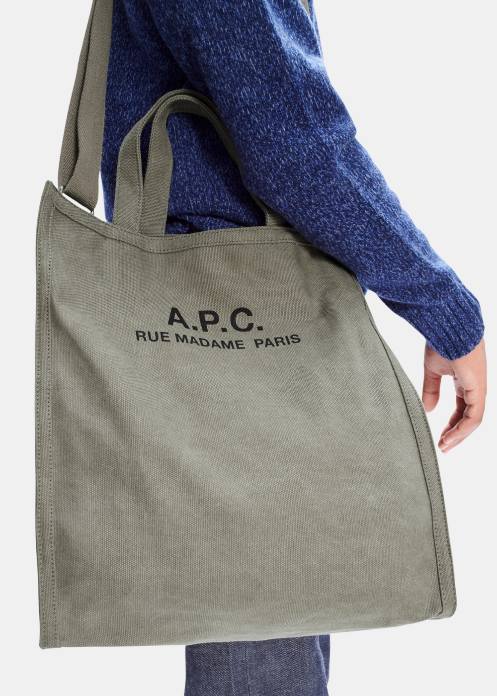 Sac cabas A.P.C. Récupération en toile kaki porté à l'épaule avec le logo imprimé de face