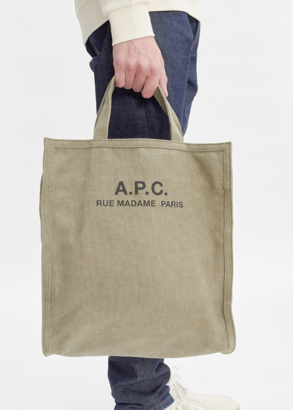 Sac cabas A.P.C. Récupération kaki porté à la main par les courtes anses