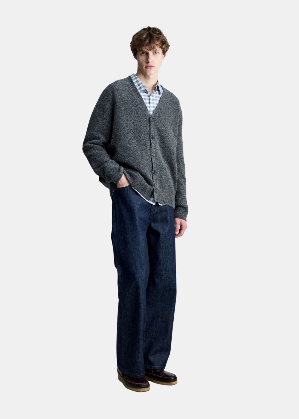 Cardigan en laine d'alpaga gris anthracite A.P.C. porté par un mannequin avec une chemise à carreaux et un jean brut