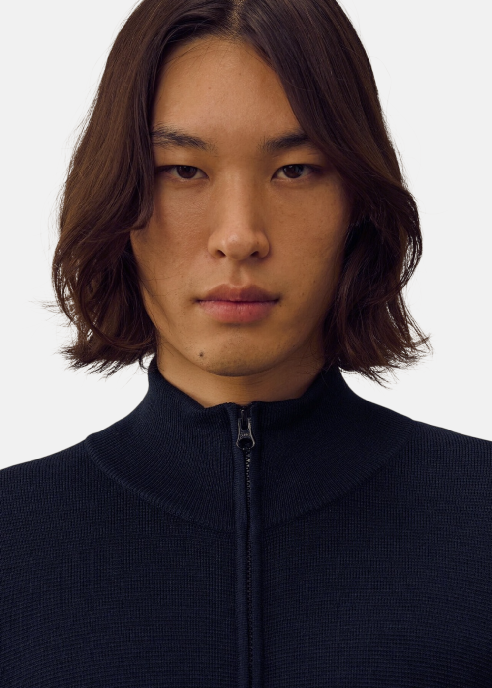 Gros plan sur le col côtelé et le zip intégral double sens du cardigan C.P. Company Re-Wool.