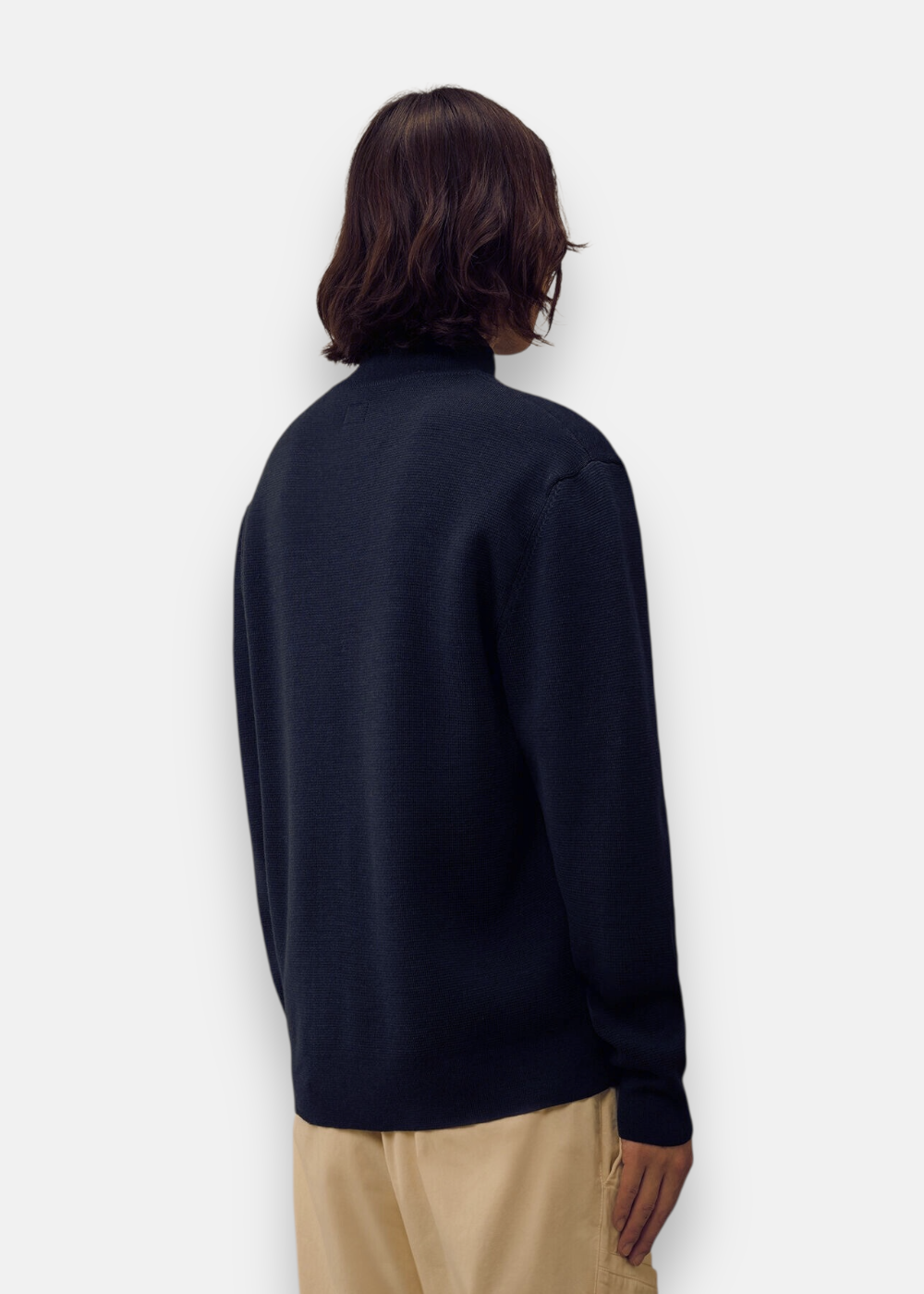 Homme portant le cardigan C.P. Company Re-Wool bleu marine, vue de dos.