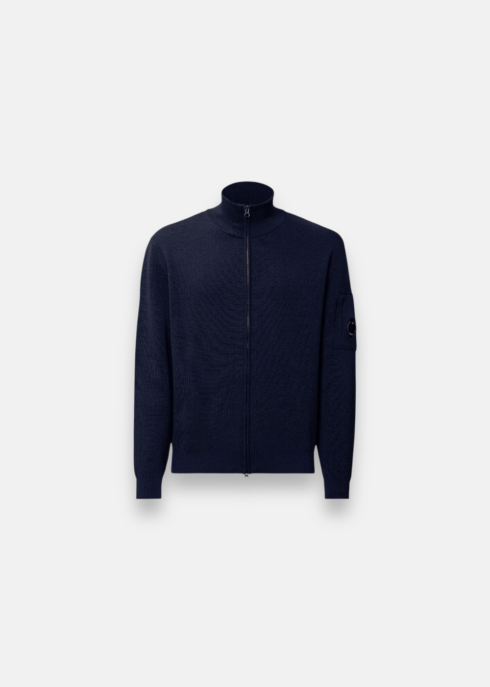 Cardigan C.P. Company Re-Wool bleu marine, produit à plat, zip intégral, laine mérinos RWS et polyester recyclé.