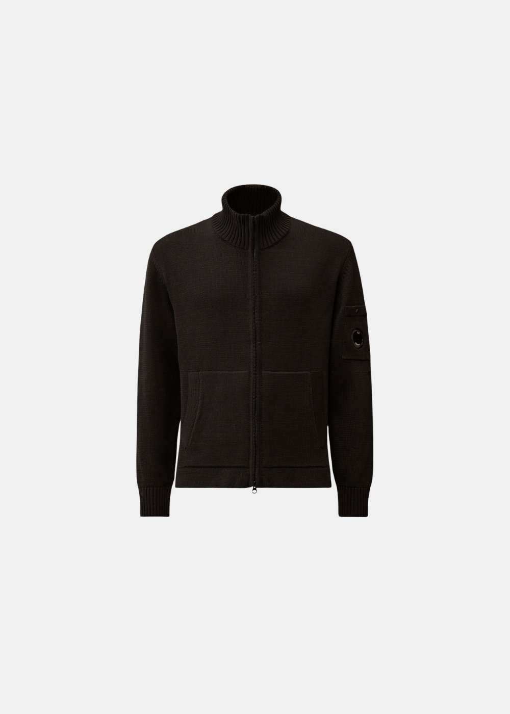 Packshot de face sur fond gris d'un cardigan zippé C.P. Company en coton compact bleu marine, doté d'un col montant côtelé, de poches kangourou et de la poche à lentille sur la manche gauche