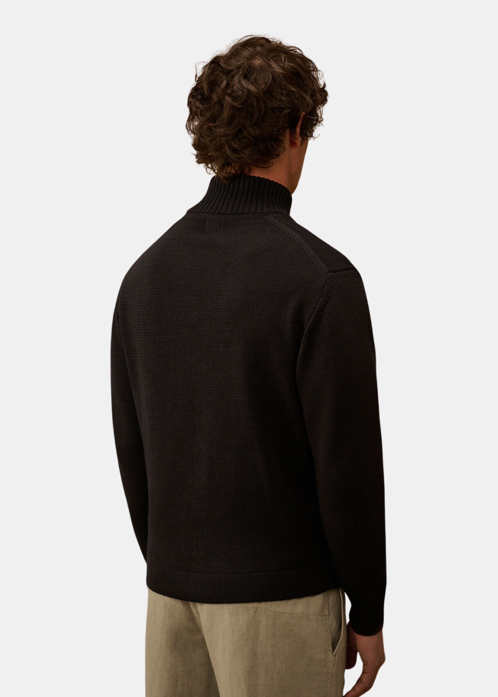 Mannequin homme vu de dos de trois-quarts portant le cardigan marine C.P. Company, montrant la structure des coutures aux épaules et la coupe ajustée du vêtement