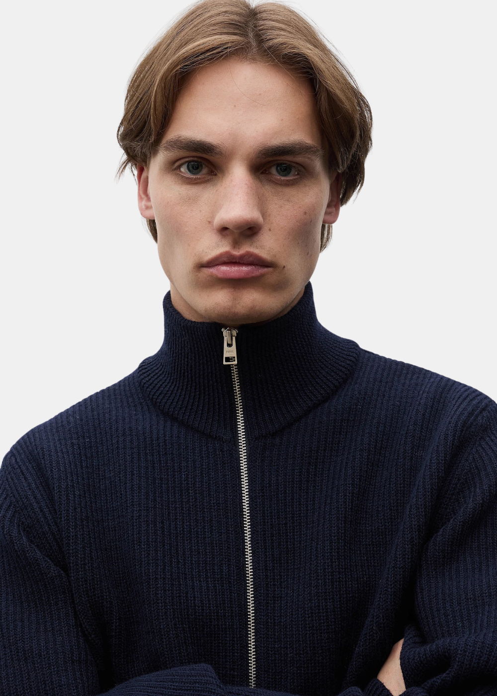 Gros plan sur le col montant zippé du cardigan homme Norse Projects Hagen en laine bleu marine