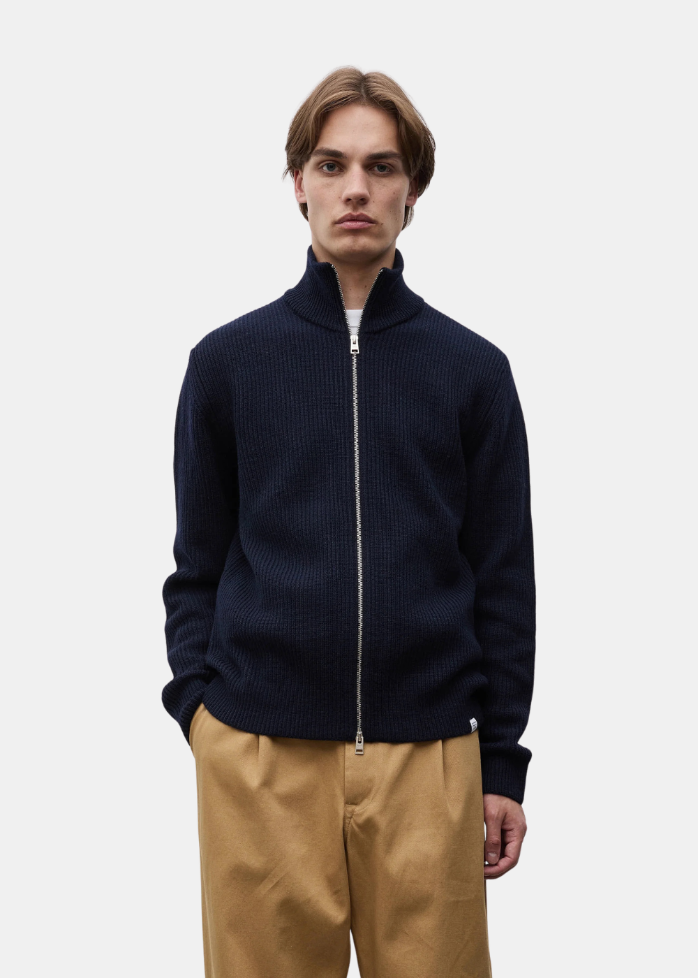 Cardigan zippé homme Norse Projects Hagen en laine bleu marine porté de face