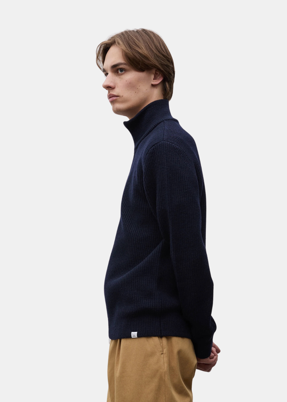Cardigan zippé homme Norse Projects Hagen en laine bleu marine porté de profil
