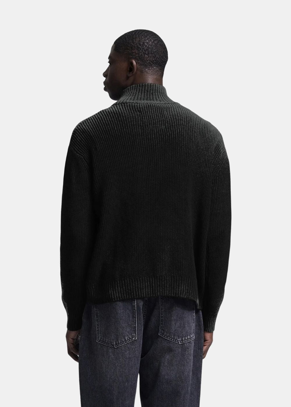 Vue de dos portée du cardigan zippé en maille noire Bram's Fruit associant un jean brut