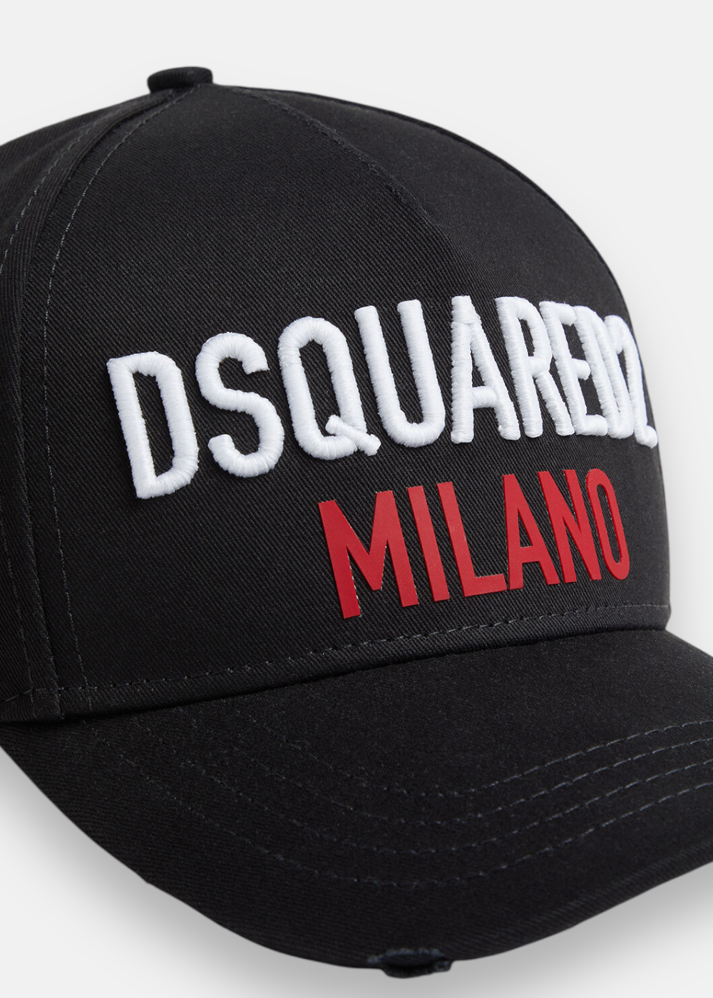 vu des détails de la broderie de la casquette dsquared2
