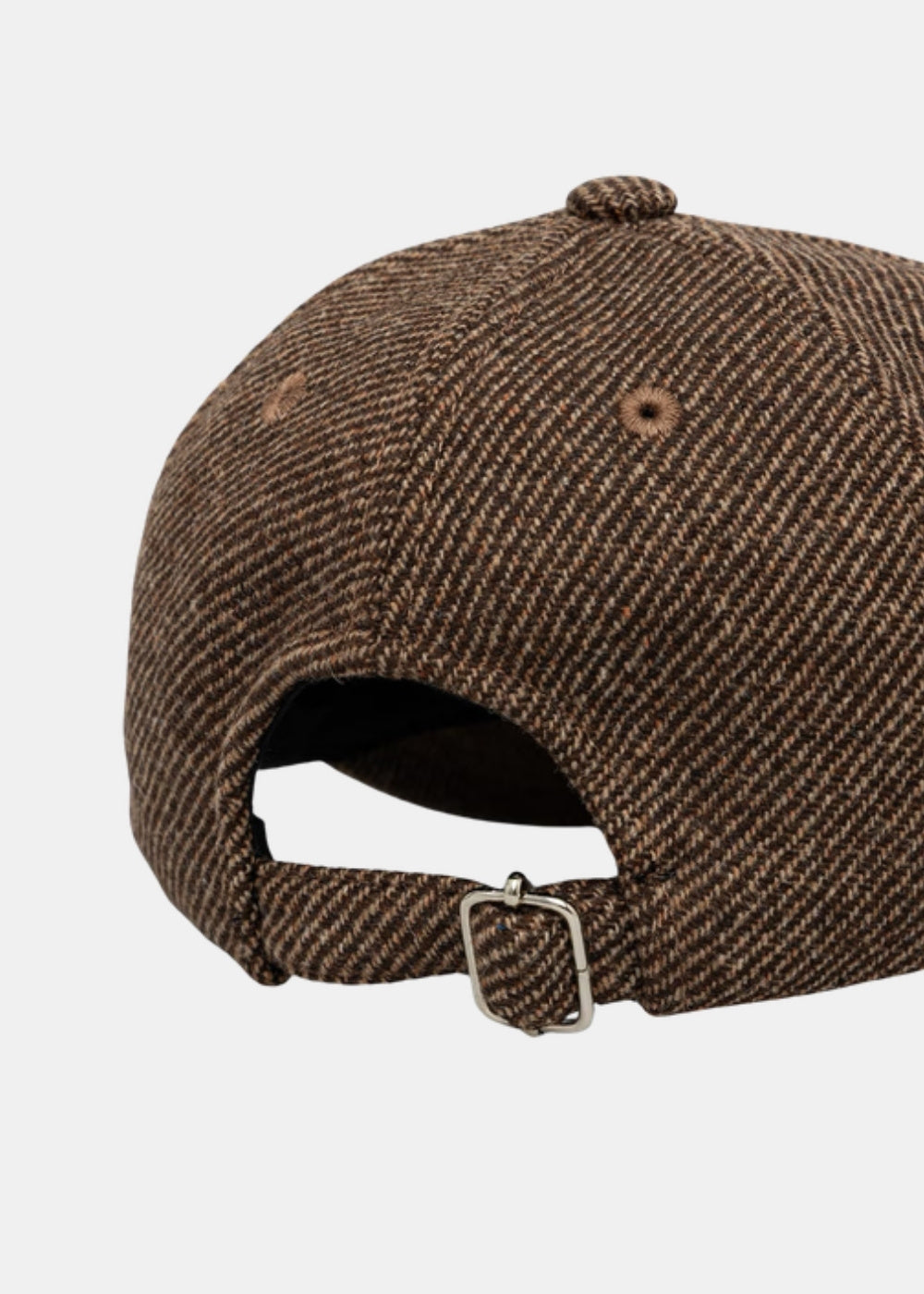Packshot de dos d'une casquette baseball marron A.P.C. Charlie avec fermeture réglable à boucle métallique.