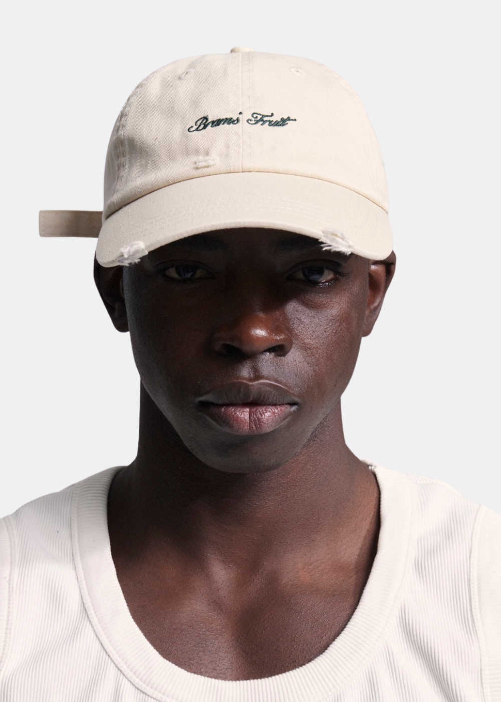Portrait de face d'un homme portant la casquette beige Bram's Fruit avec logo blanc brodé.