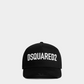 vue de face de la casquette dsquared2 noire avec son logo script brodé en blanc