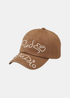 Casquette de couleur camel avec broderie Études en bleu sur le devant et effet usé sur la visière