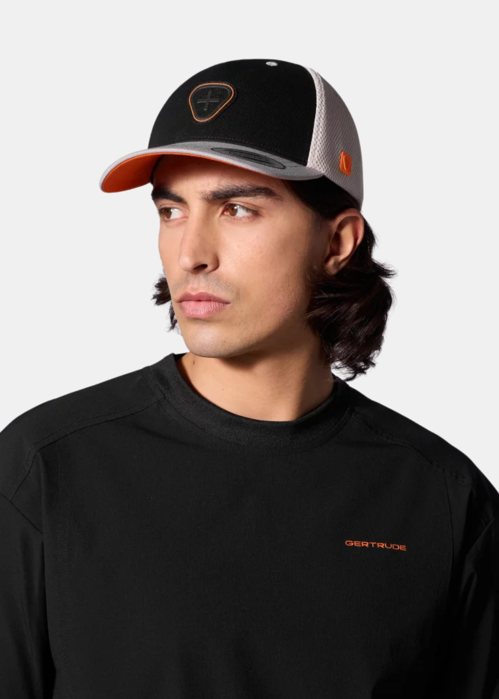 cette photo montre la casquette gertrude 2 tones coloris noir et gris porté par un mannequin de face