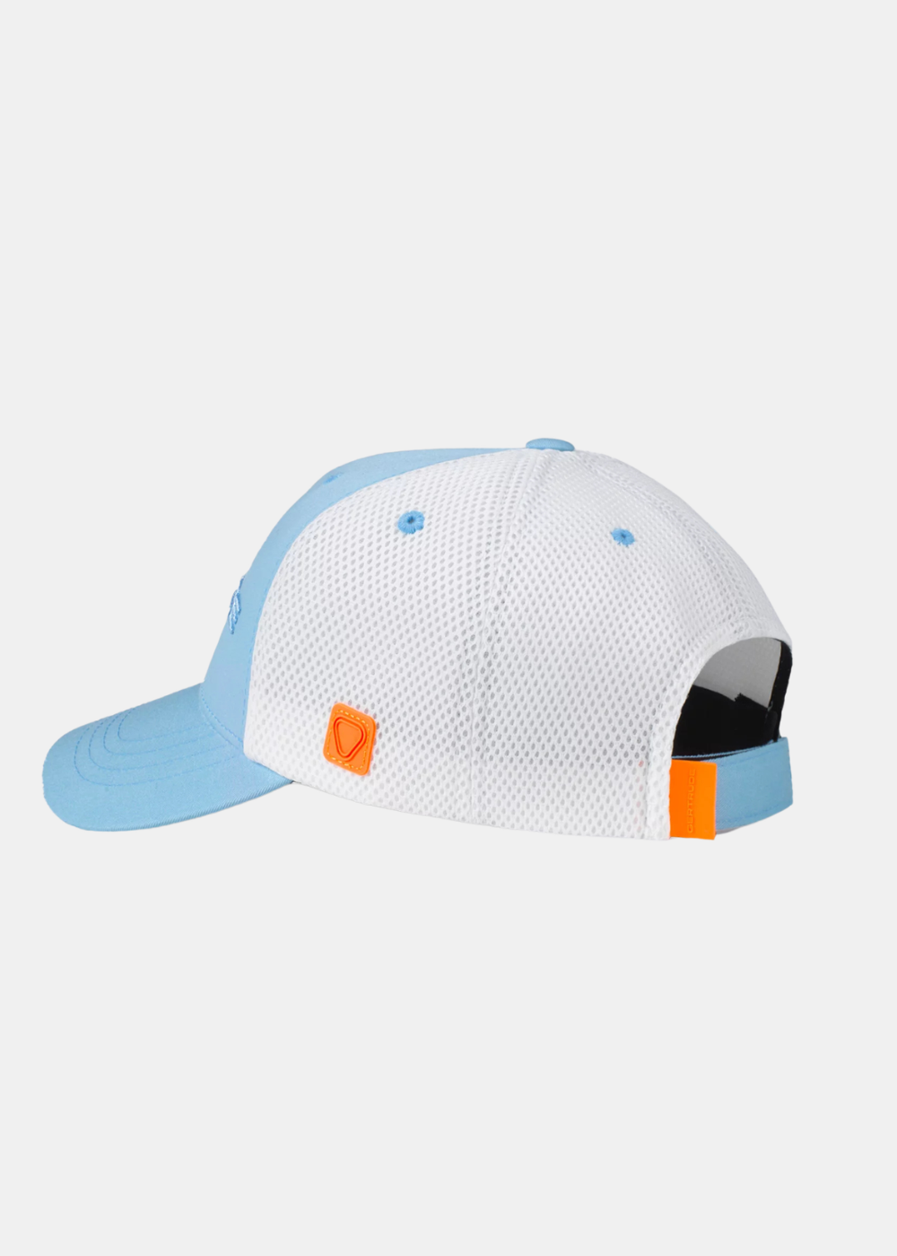 casquette gertrude benja bleu de derriere sur fond blanc et is en avant du logo gertrude silicone.