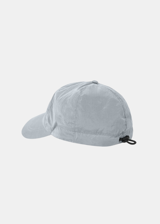 Casquette en nylon métallisé gris Stone Island vue de profil arrière montrant le cordon de serrage noir.