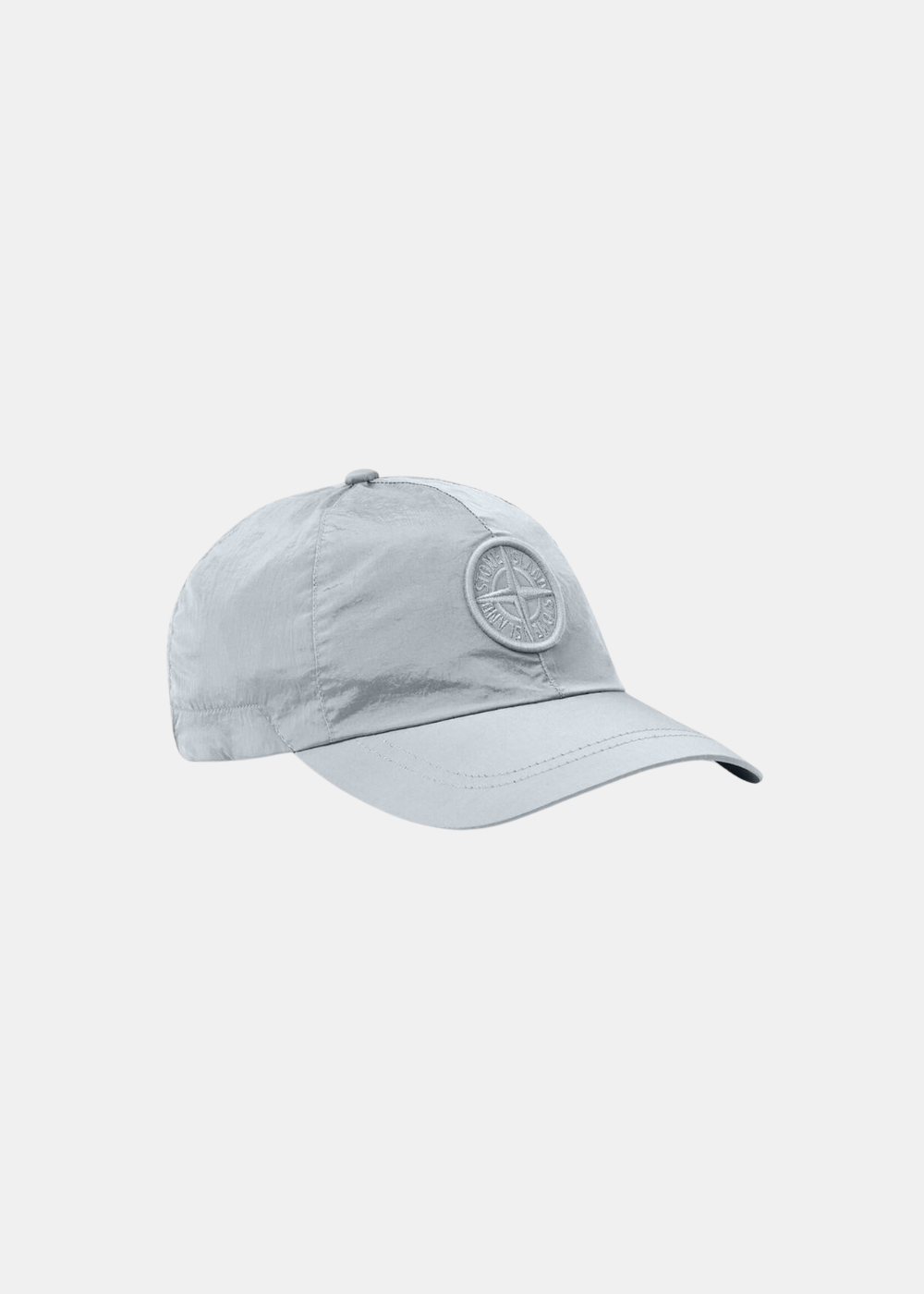 Casquette en nylon métallisé gris Stone Island vue de trois-quarts face avec patch logo brodé.
