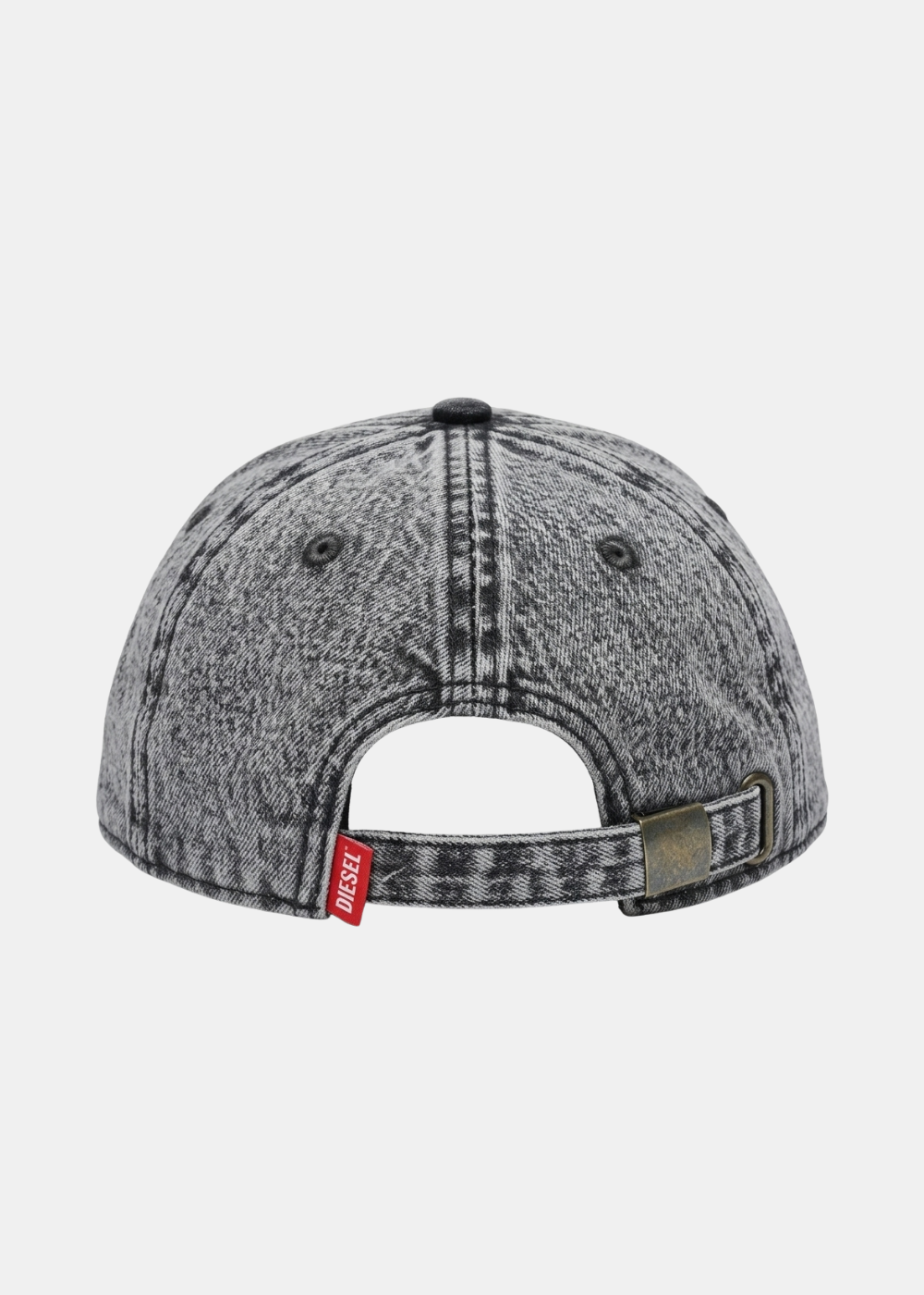 Vue arrière de la casquette Diesel en coton délavé avec patte d'ajustement métallique et étiquette rouge de la marque