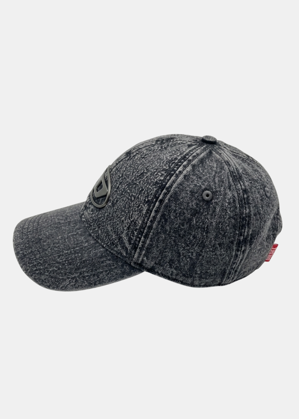 Vue de profil de la casquette Diesel en jean délavé noir montrant la visière courbée et l'étiquette rouge arrière