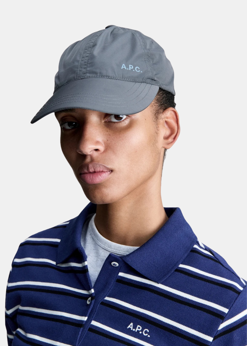 Mannequin homme portant la casquette A.P.C. en nylon gris foncé avec logo imprimé sur le côté