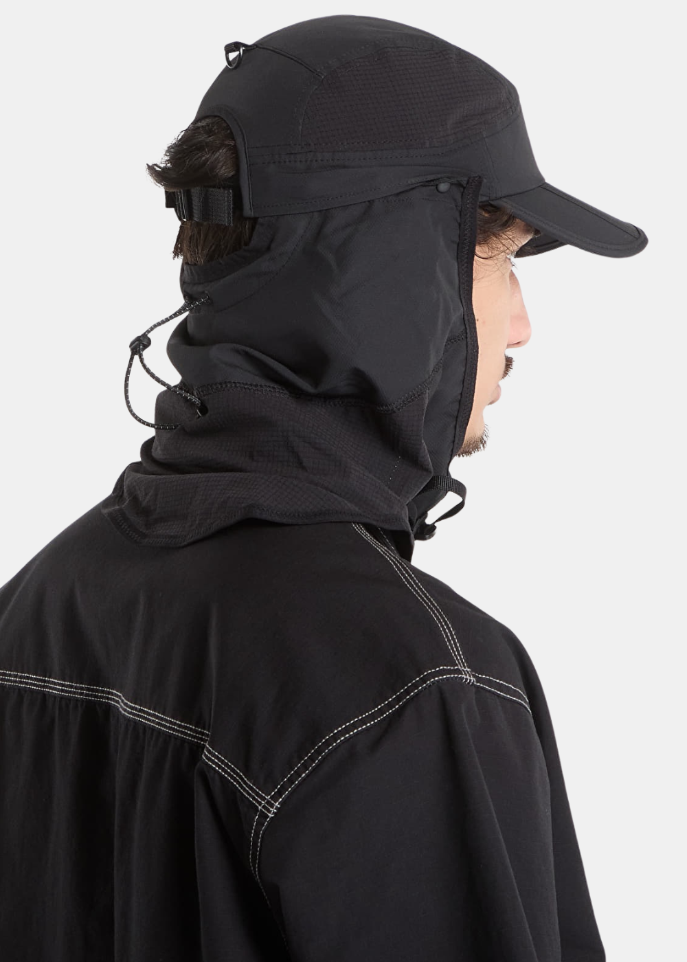Vue arrière de la casquette Oakley noire avec système de réglage et protège-nuque amovible installé