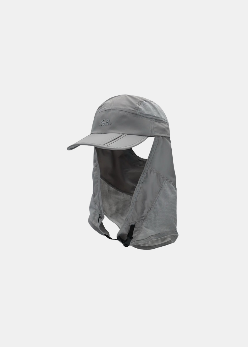 Casquette Oakley grise avec protège-nuque et masque intégrés, vue de trois-quarts face.