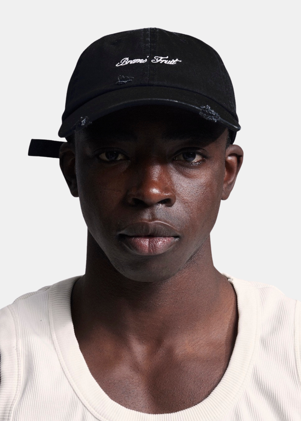 Portrait de face d'un homme portant la casquette noir Bram's Fruit avec logo blanc brodé.