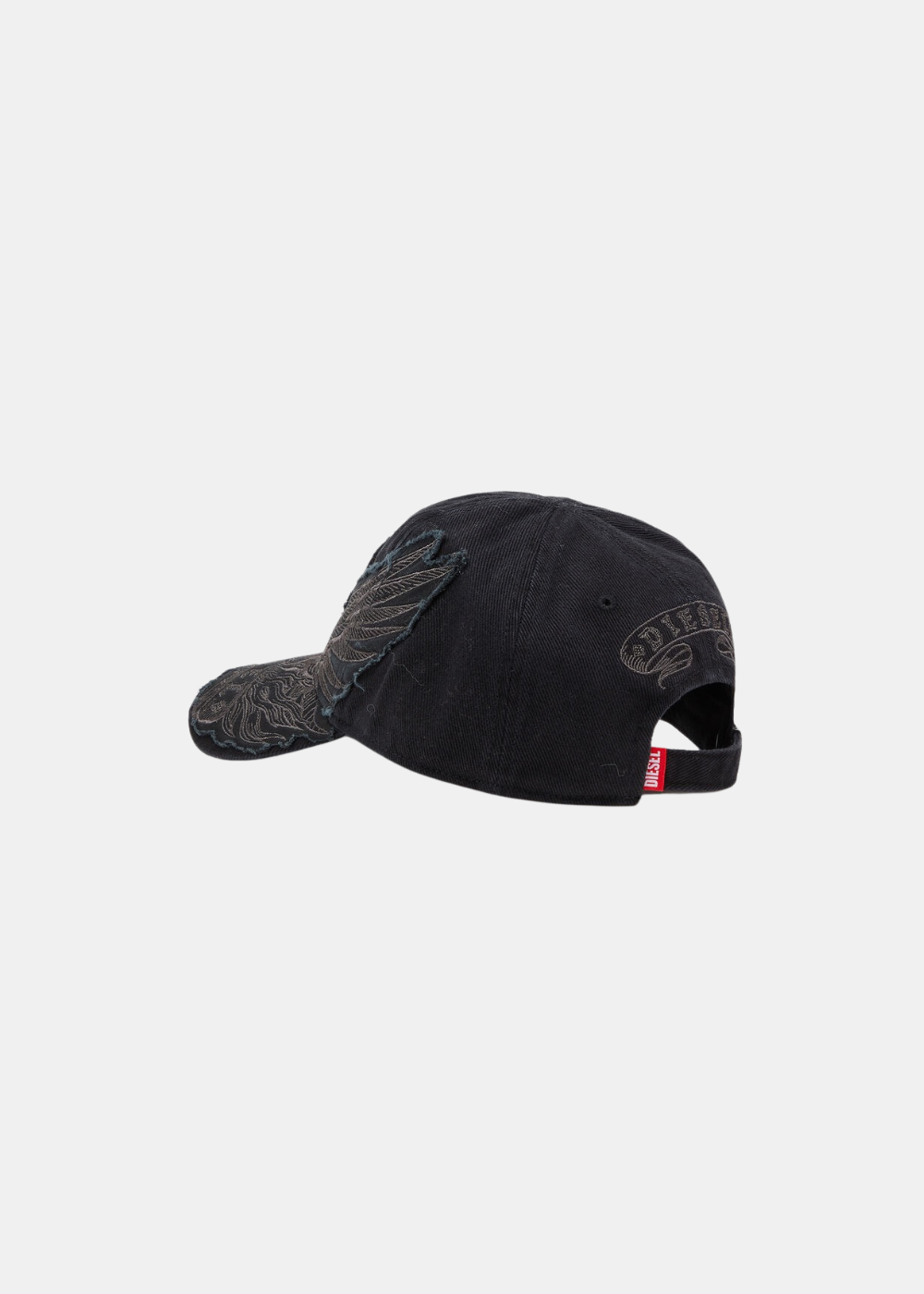 Packshot arrière de la casquette noire Diesel montrant la boucle métallique de réglage et le lettrage blanc brodé.