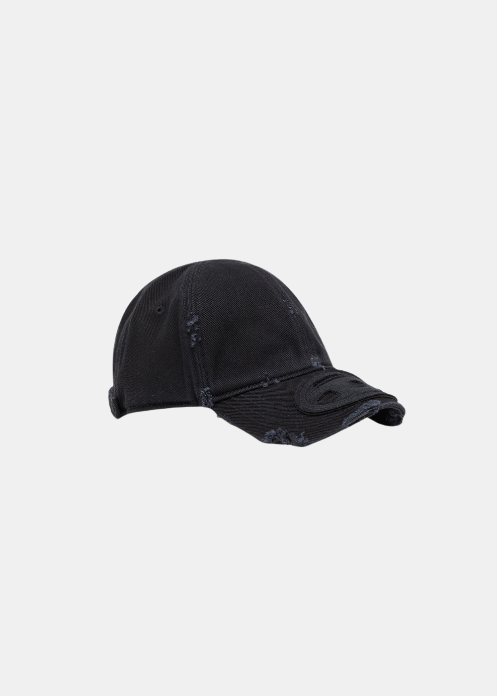 Packshot de profil trois-quarts d'une casquette noire Diesel effet usé avec logo Oval D ton sur ton.